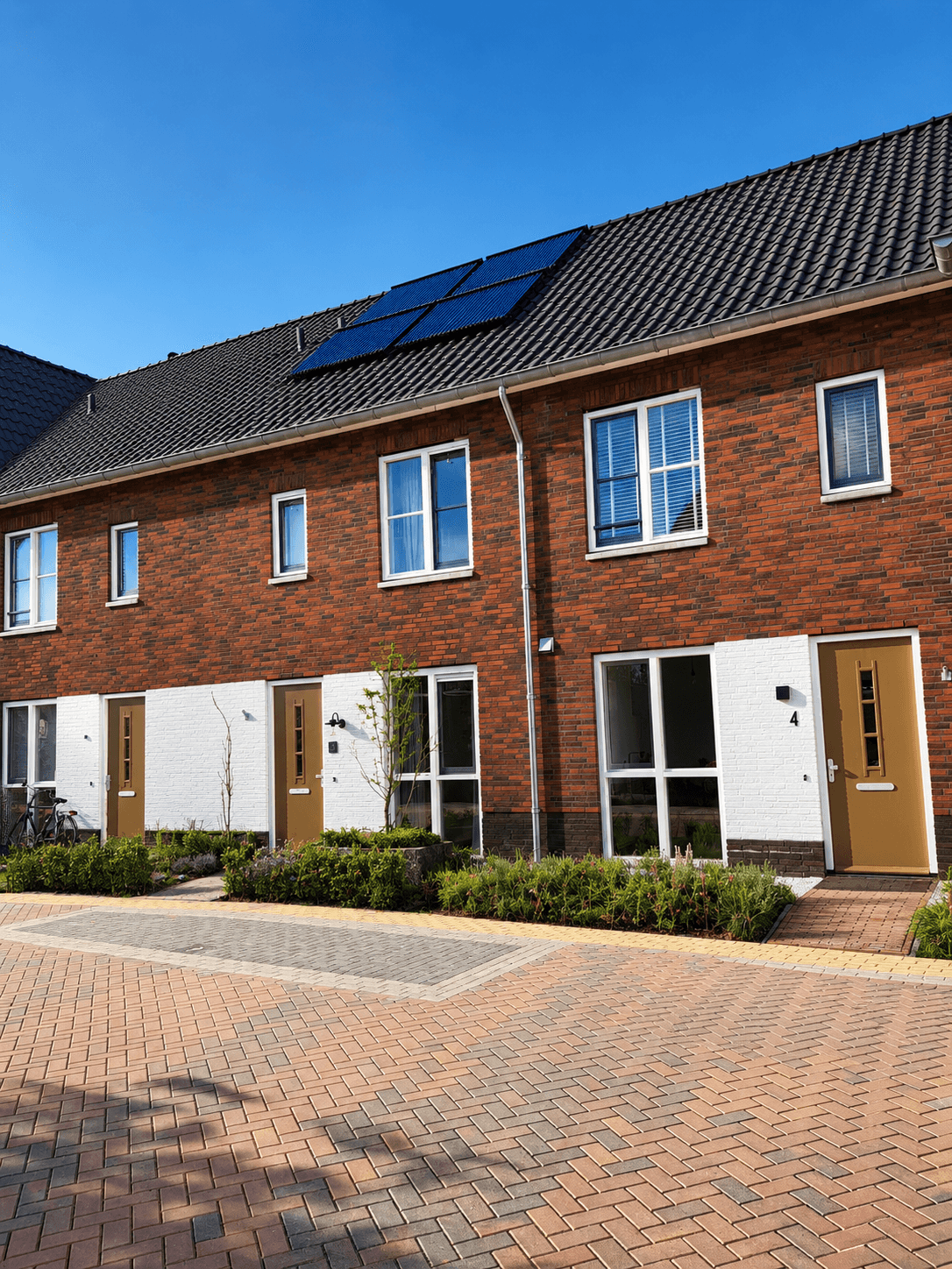 Rijwoningen met zonneboilers op het dak