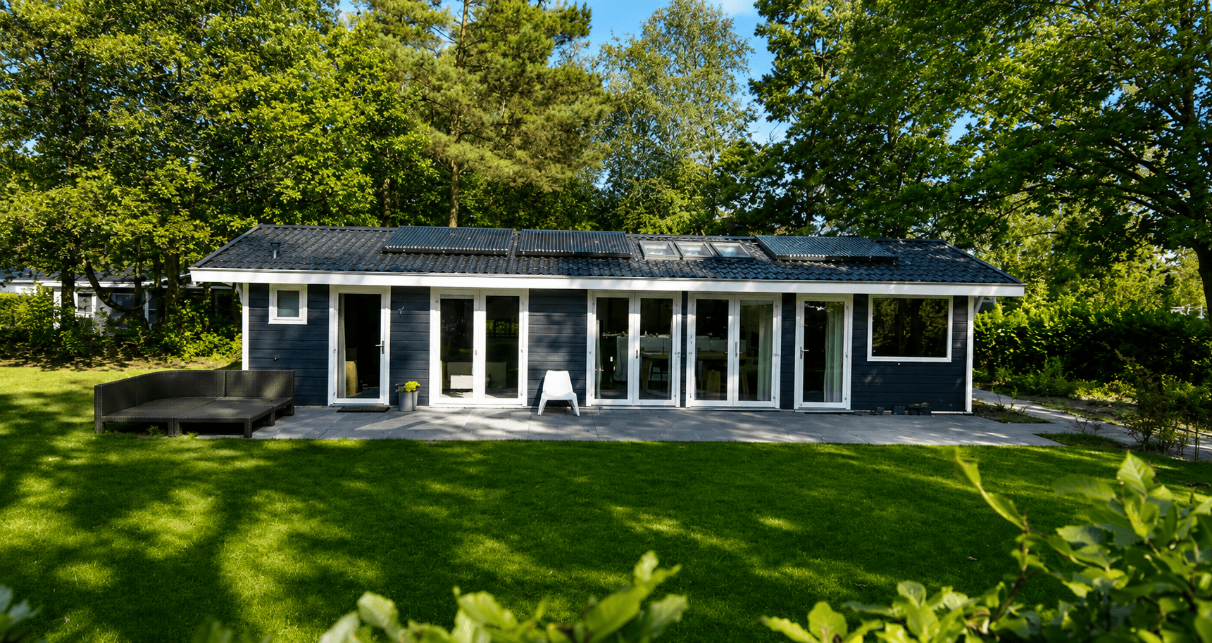 Zonnecollectoren tijdens installatie met blauwe lucht